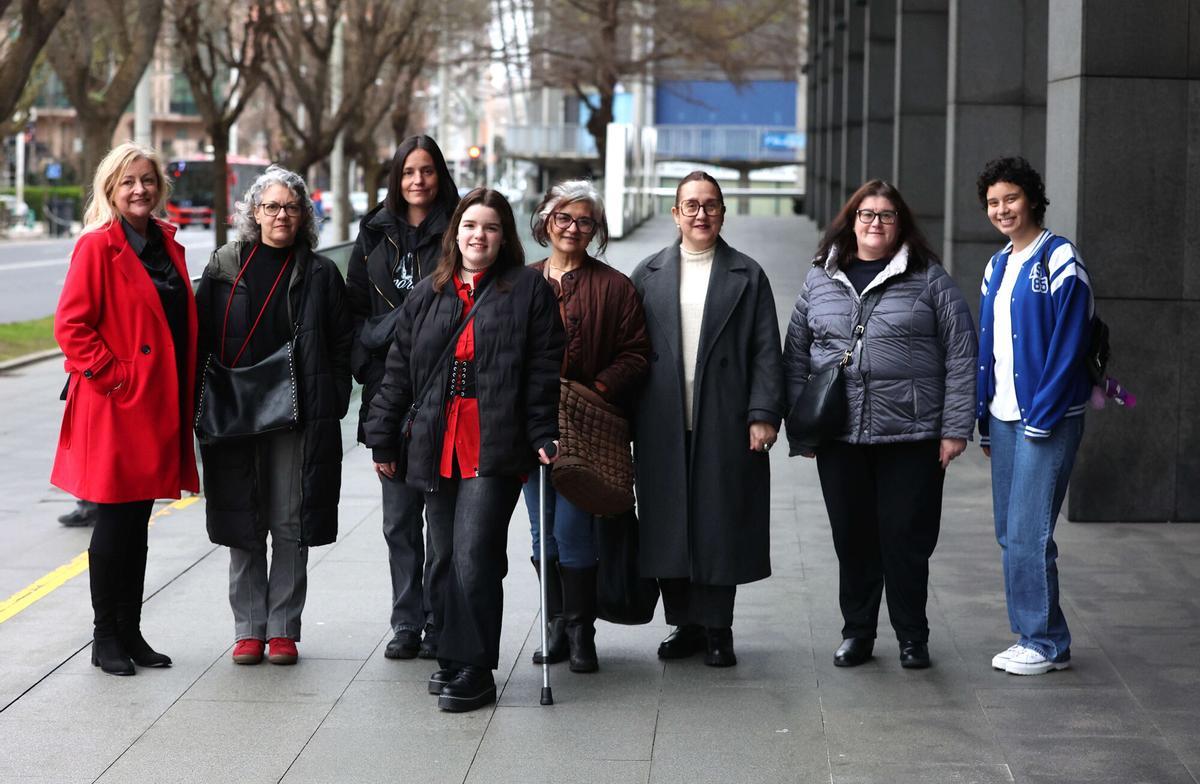 Eva Cristina Puerta Caramés, en primer término, junto a siete compañeras de la asociación Fibro Visibles, en A Coruña.
