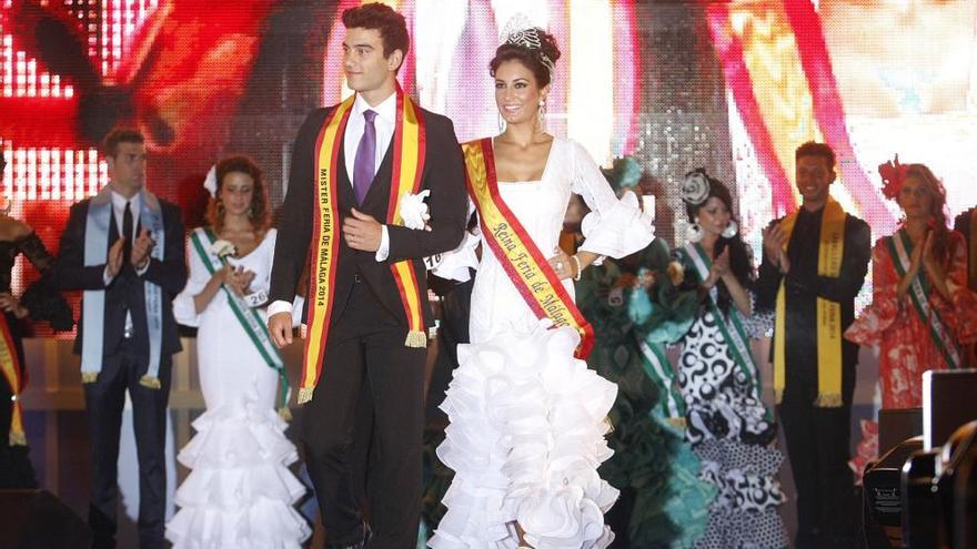 Francisco Javier López Saldaña e Isabel Martín Fuster, Reina y Míster de la pasada Feria de Málaga, en la noche de su elección.