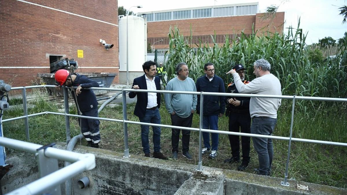 El alcalde de Castelldefels y otros representantes municipales tras una rotura en el colector interceptor de Castelldefels