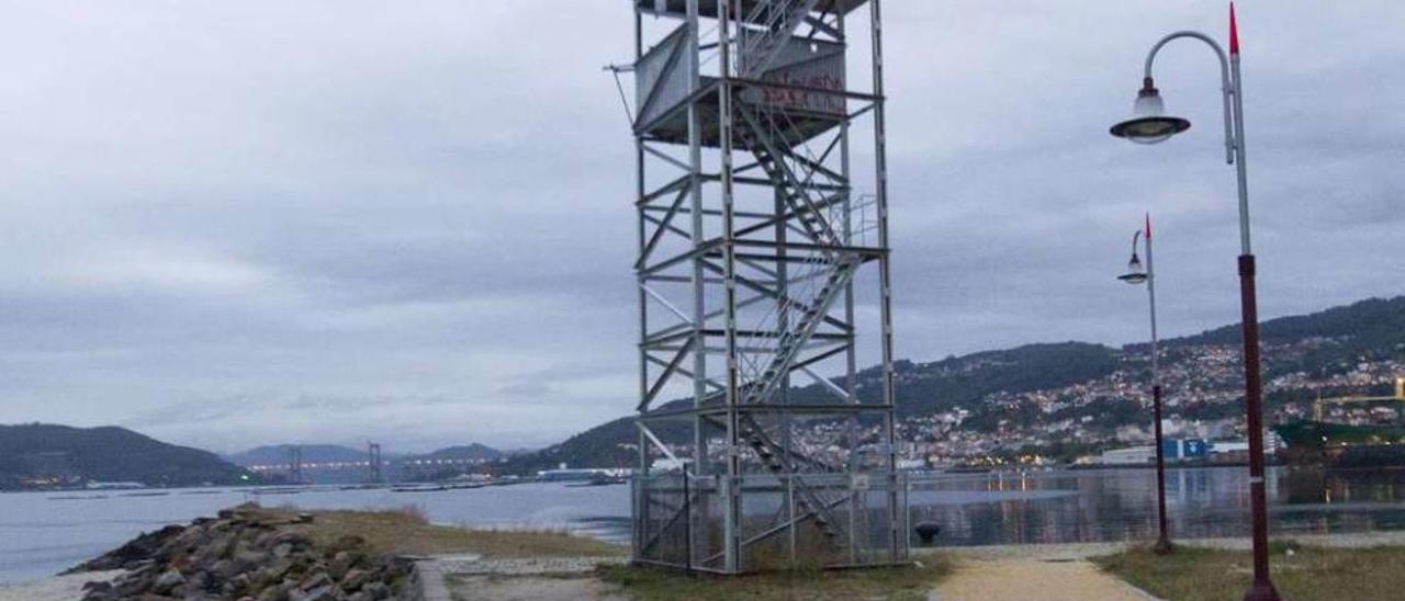 La torre de vigilancia de la Etea, al inicio de la playa de A Punta, con las partes desprendidas en el recuadro. // R.G.