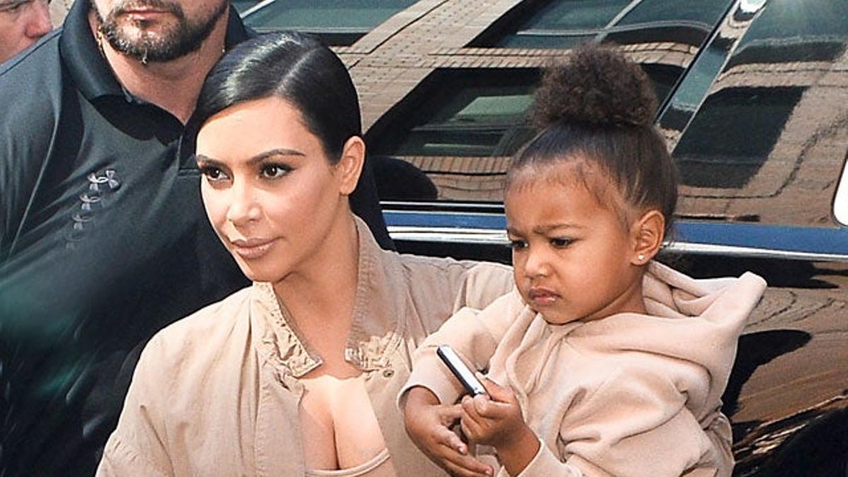 Kim Kardashian y North West llegando al desfile de Yeezy Season 2 en la NYFW 2015