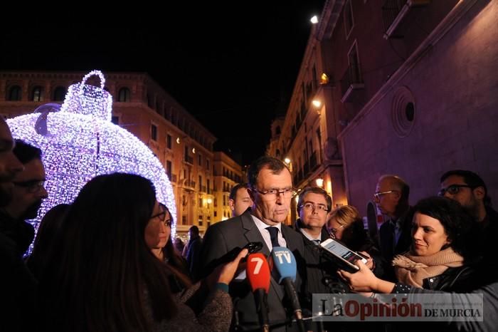 Estrellas y bolas ya brillan en las calles de Murcia