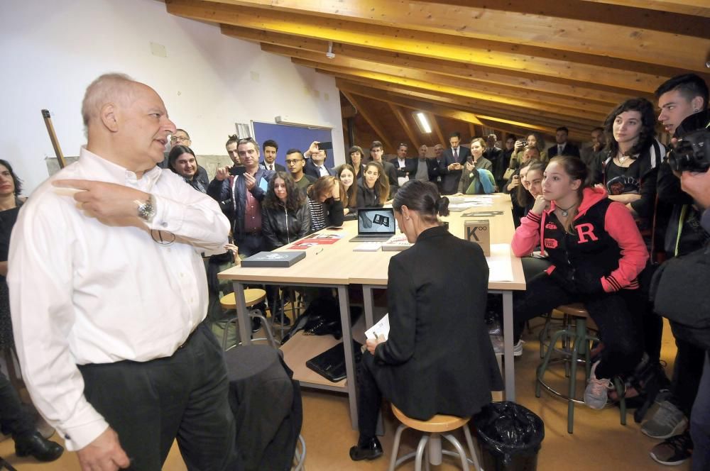 William Kentridge visita un instituto de Mieres