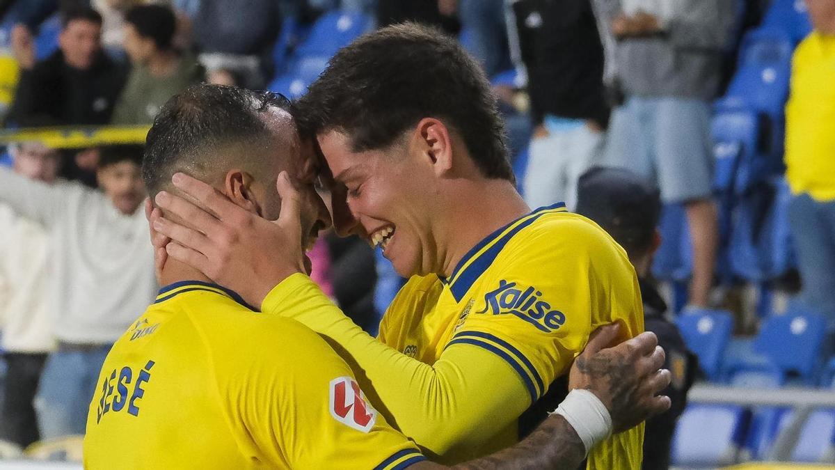 Jesé y Pedrola festejan el 2-0 en el UD-Valladolid, en el Gran Canaria.