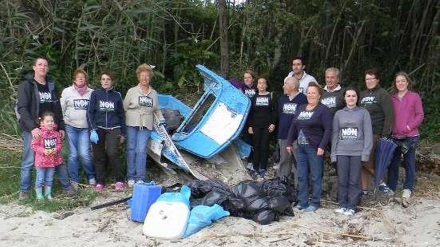 Los miembros del colectivo, junto a los residuos retirados.