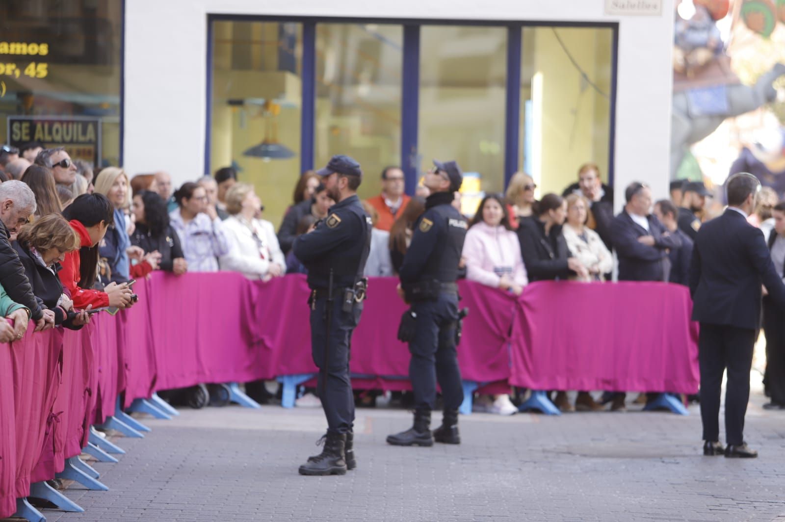 Gandia sale a la calle para recibir a los Reyes Felipe y Letizia