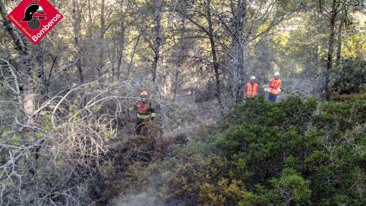Los trabajos de extinción de bomberos en la Serra Gelada de Benidorm.