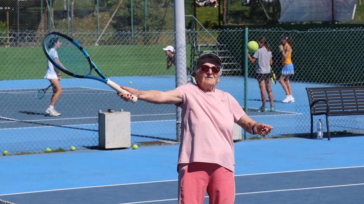 Esther, 90 años y tenista.