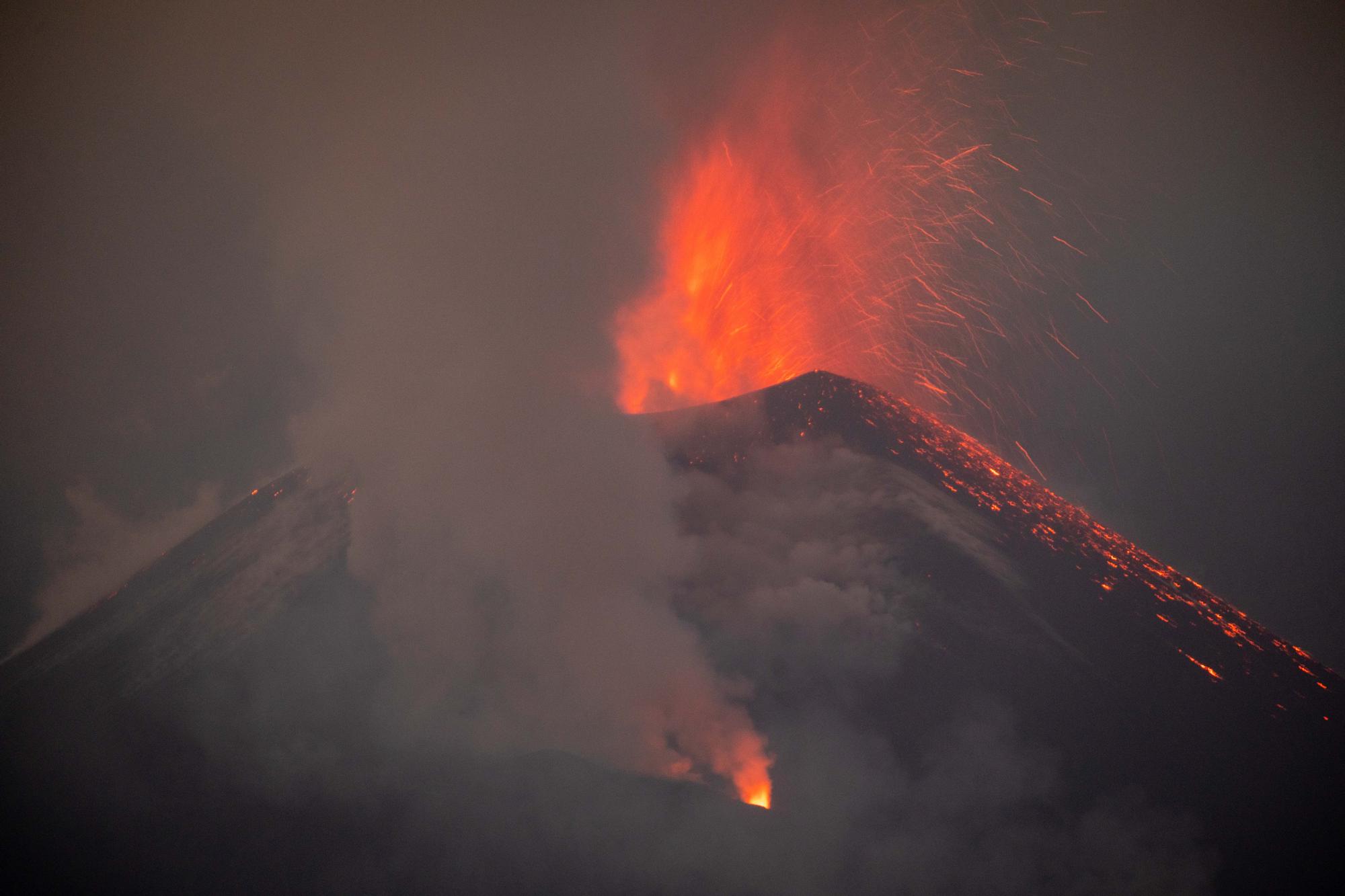 Nube de ceniza y lava que expulsa el volcán de Cumbre Vieja este martes