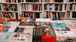 Mesa de novedades de una librería.