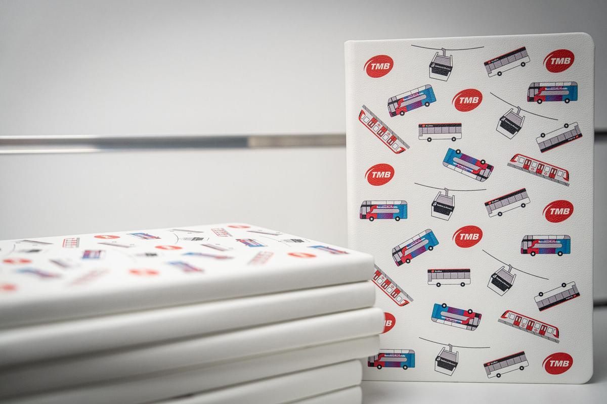 TMB presenta la primera tienda de merchandising de TMB en el metro de Barcelona, situada en la estación de Sagrada Família. Laia Bonet participa en la inauguración, este lunes. 