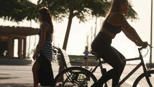 Dos mujeres transitan por Santa Cruz bajo el intenso calor.