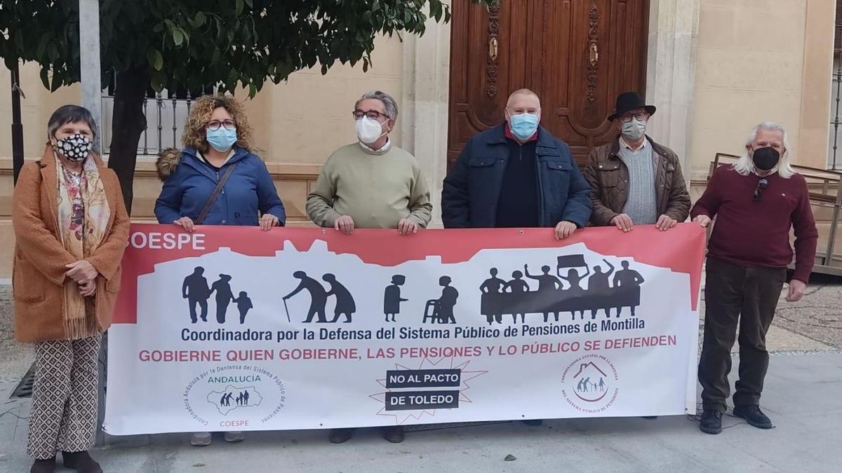 Integrantes de la Plataforma por la Defensa del Sistema Público de Pensiones, a las puertas del Ayuntamiento.