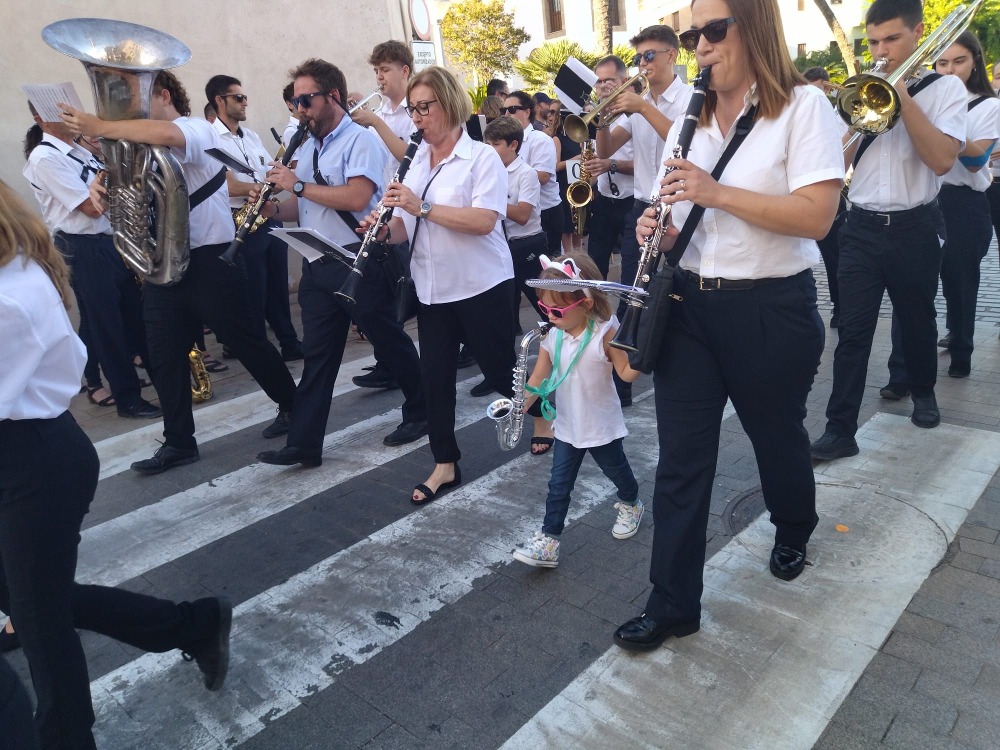Xàbia, capital de la música: más de 800 músicos de toda la comarca llenan de vida las calles (imágenes)