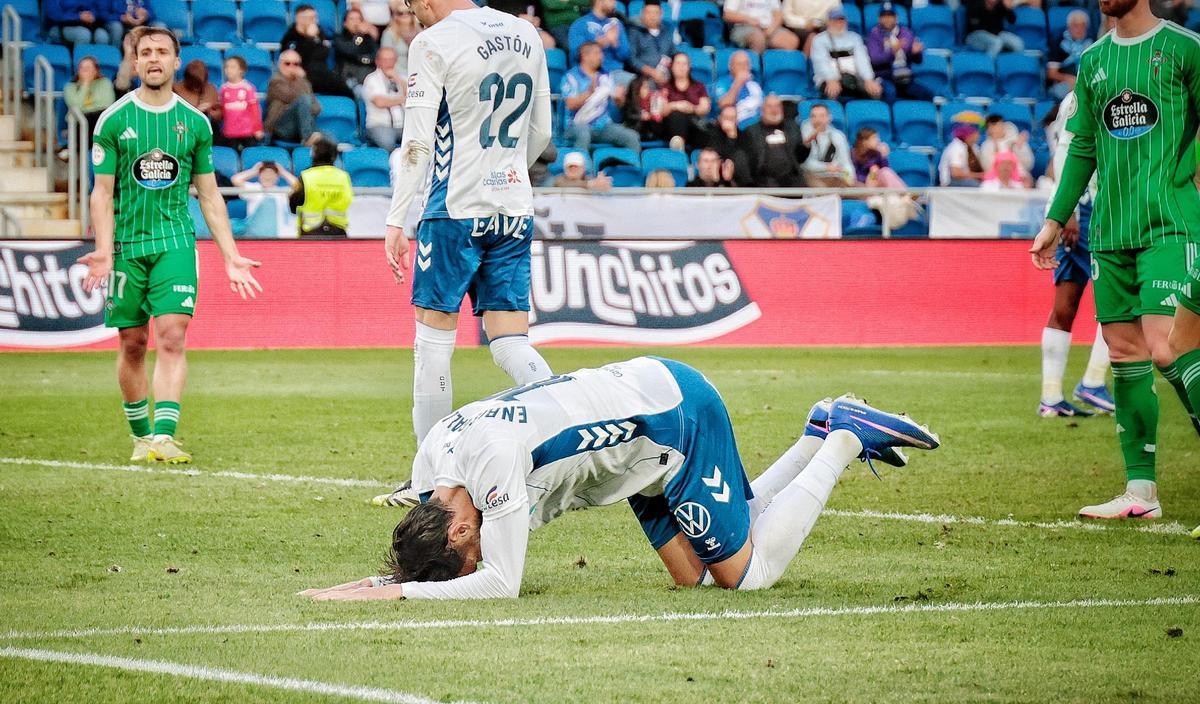 Gallego se lamenta tras una oportunidad de gol desperdiciada.