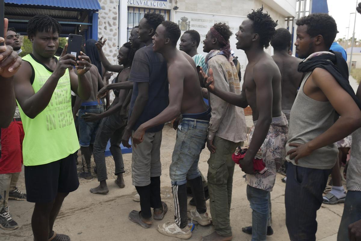 Más de 400 inmigrantes han entrado este viernes en Melilla tras saltar la valla fronteriza