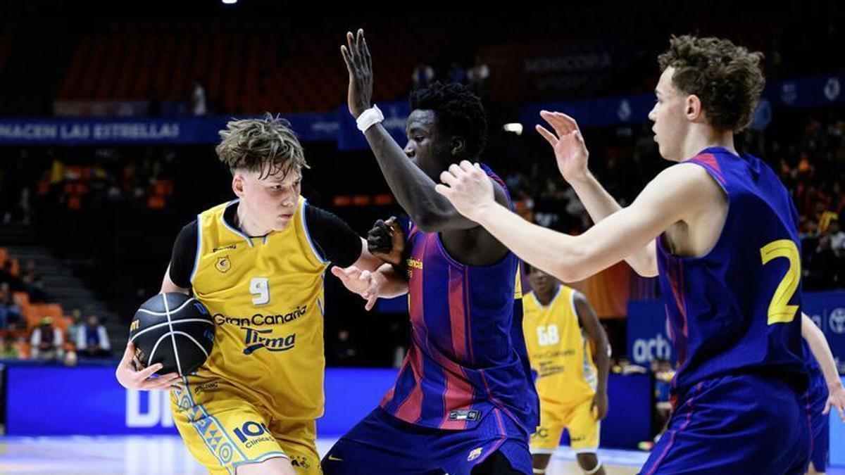 Patrik Matejka intenta  abrirse paso en la defensa del Barça.