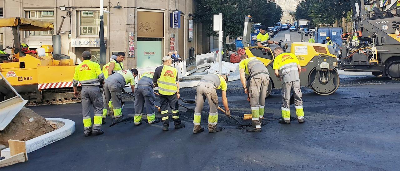 Trabajadores en labores de asfaltado.