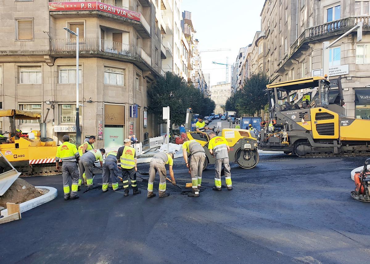 Trabajadores en labores de asfaltado.