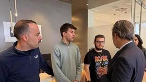 Jaume Font (dcha.), este lunes, en un momento de su conversación con el conseller Antoni Vera.