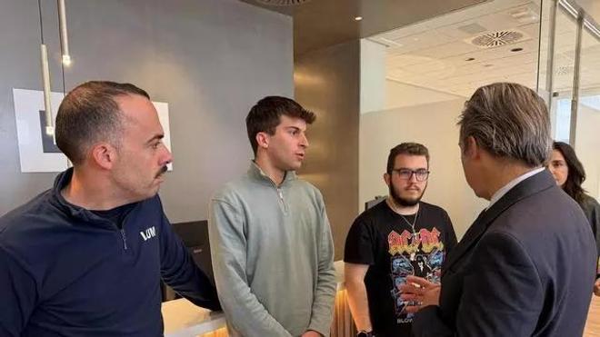 Jaume Font (dcha.), este lunes, en un momento de su conversación con el conseller Antoni Vera.