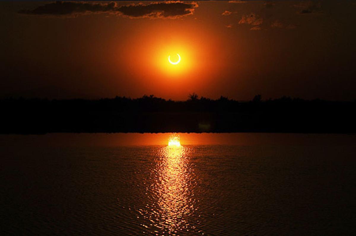 Inici de l’eclipsi de Sol, vist des de Roswell, Nou Mèxic (EUA). La Lluna ha arribat a tapar el 94% del diàmetre solar a la zona del Pacífic, i ha deixat un fi anell de llum, però abans ha deixat estampes com la de la foto.