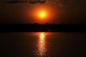 Inici de l’eclipsi de Sol, vist des de Roswell, Nou Mèxic (EUA). La Lluna ha arribat a tapar el 94% del diàmetre solar a la zona del Pacífic, i ha deixat un fi anell de llum, però abans ha deixat estampes com la de la foto.