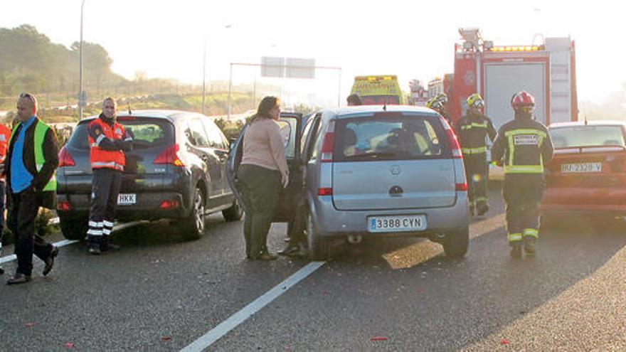 Colisión múltiple de seis coches en s´Arenal al quedar deslumbrados por el sol