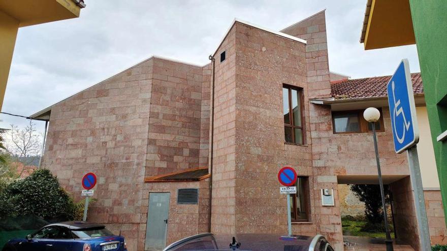 Salud reparará la cubierta y fachada del consultorio de Nueva de Llanes para solventar sus problemas de filtraciones