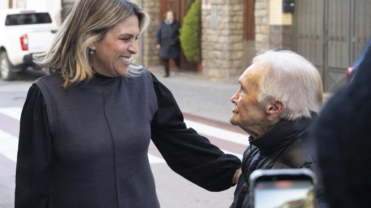 La presidenta de la Diputación de Castellón, Marta Barrachina, saluda a una vecina de avanzada edad.