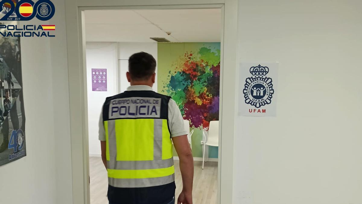 Un agente de la Ufam, en la Jefatura de Policía de Palma.