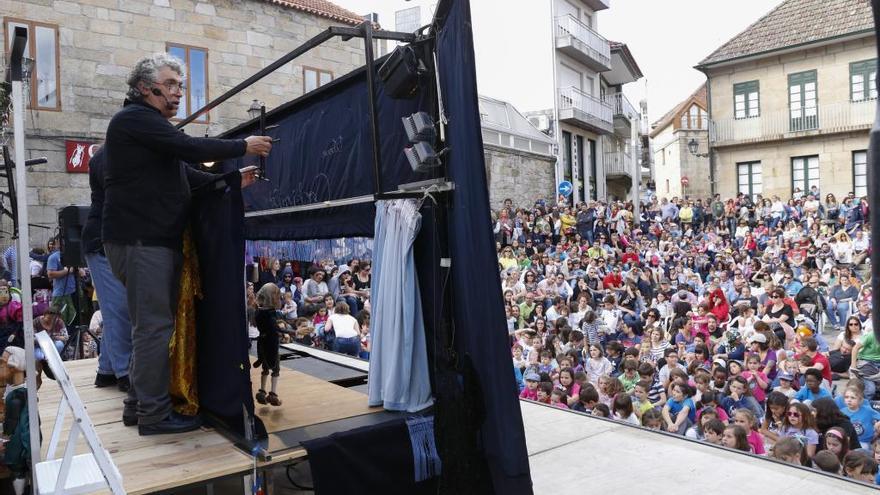 El público abarrota la plaza de la Casa da Torre para disfrutar de Cachirulo Títeres. / Ricardo Grobas