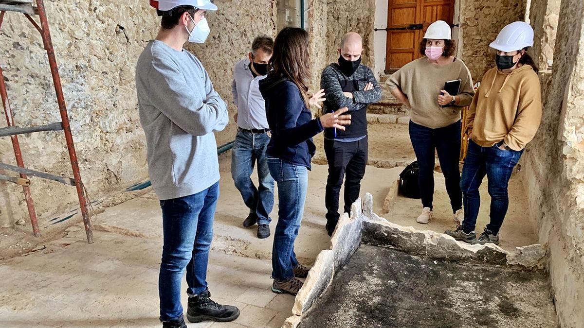 El concejal Pep Tur y los técnicos visitan las obras que se llevan a cabo en el Convent.