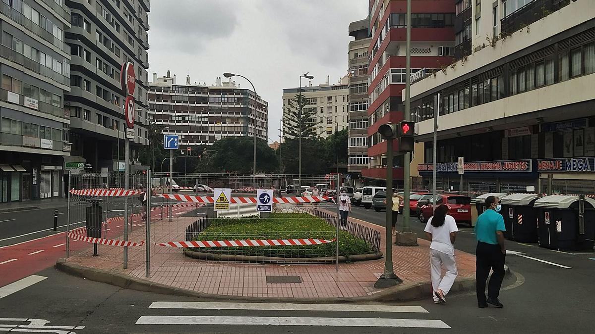 Vallas para la obra del intercambiador de guaguas de Concepción Arenal.