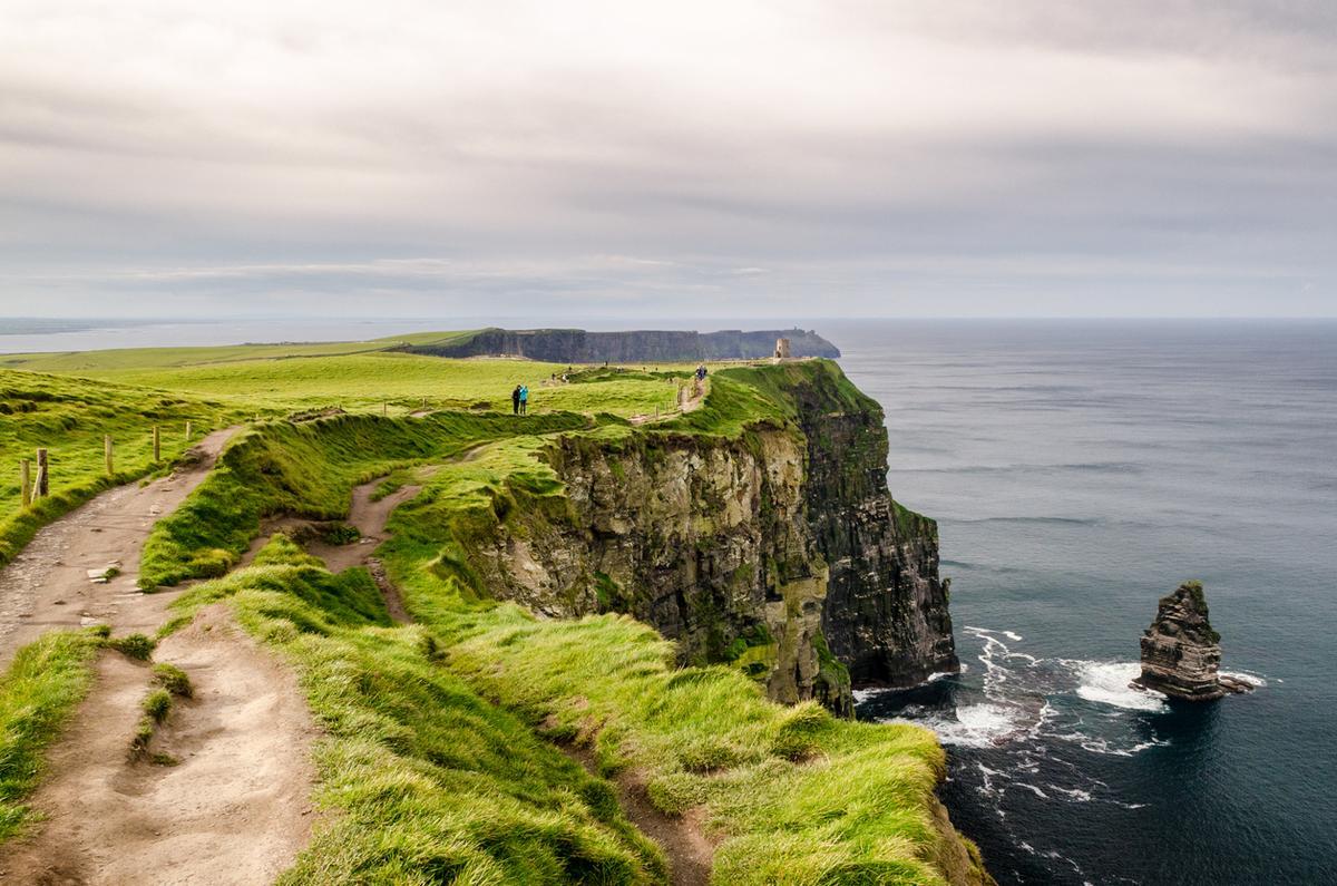 Acantilado de Moher en Irlanda, una de las tantas zonas verdes de la isla