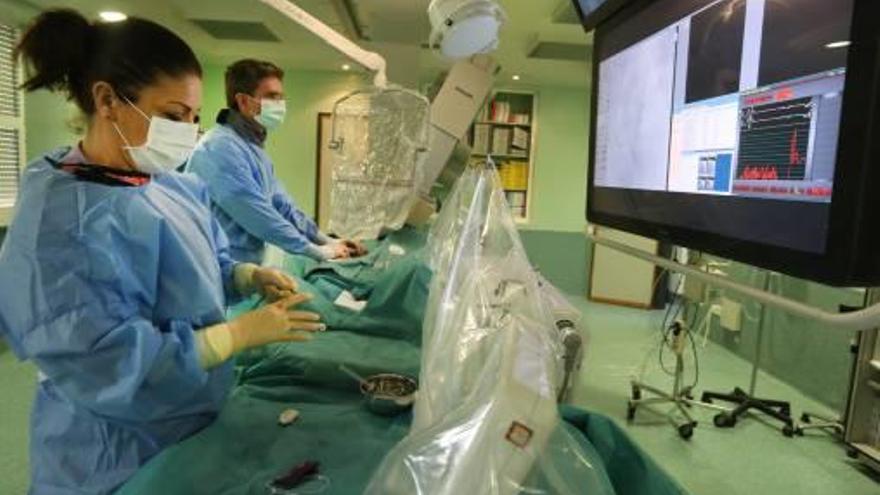 Personal de Cardiología practica un cateterismo en la sala de Hemodinámica del Hospital General de Alicante.
