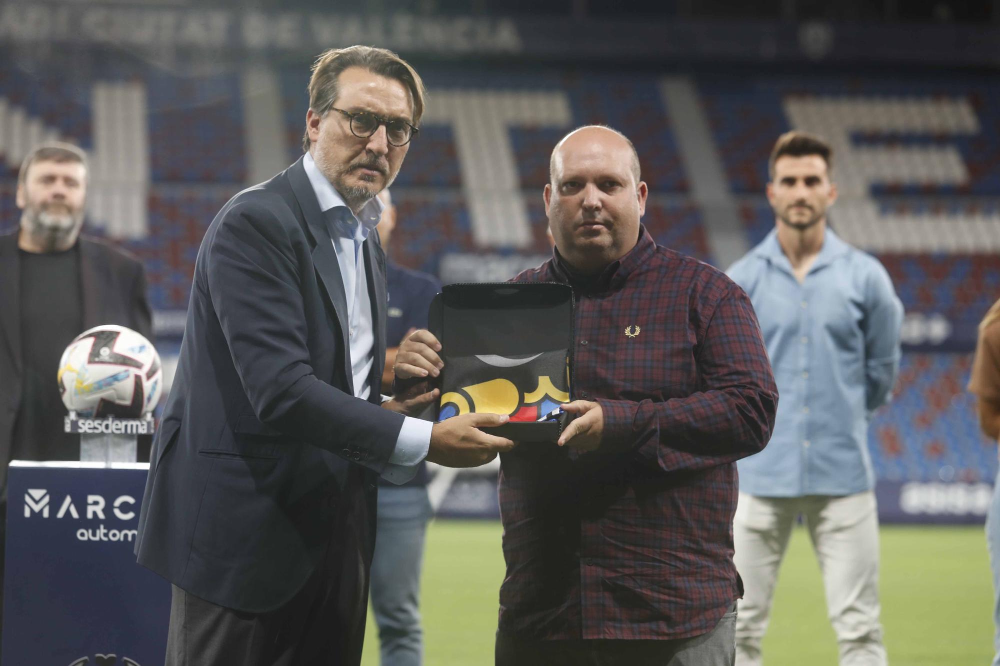 El Levante UD Iza la bandera con las peñas levantinistas