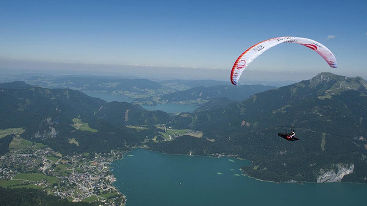 El austriaco Stephan Gruber, uno de los participantes en la Red Bull X-Alps 2015, durante los entrenamientos previos.