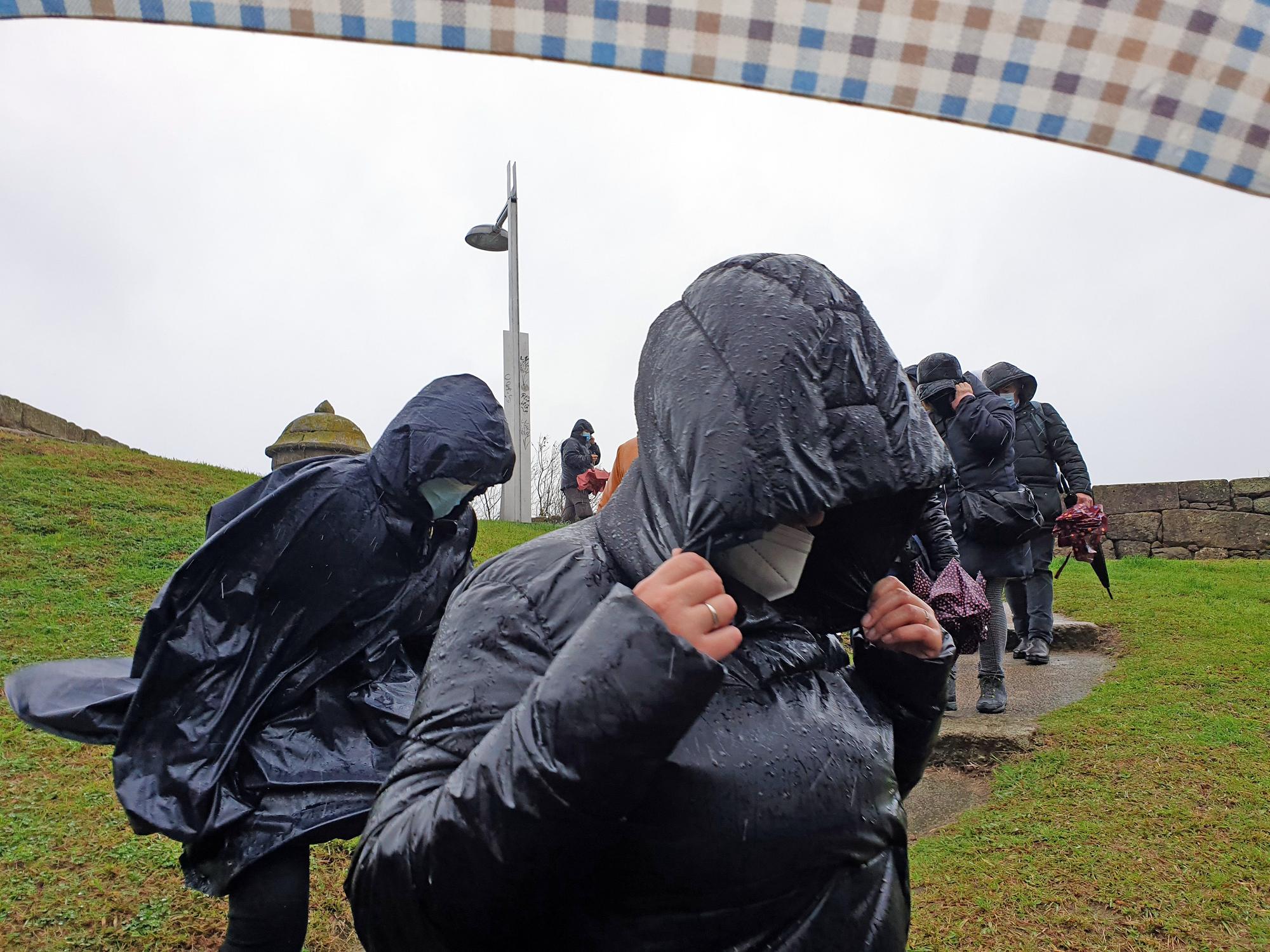 Temporal en Galicia: la borrasca Barra llena Vigo de paraguas y chubasqueros