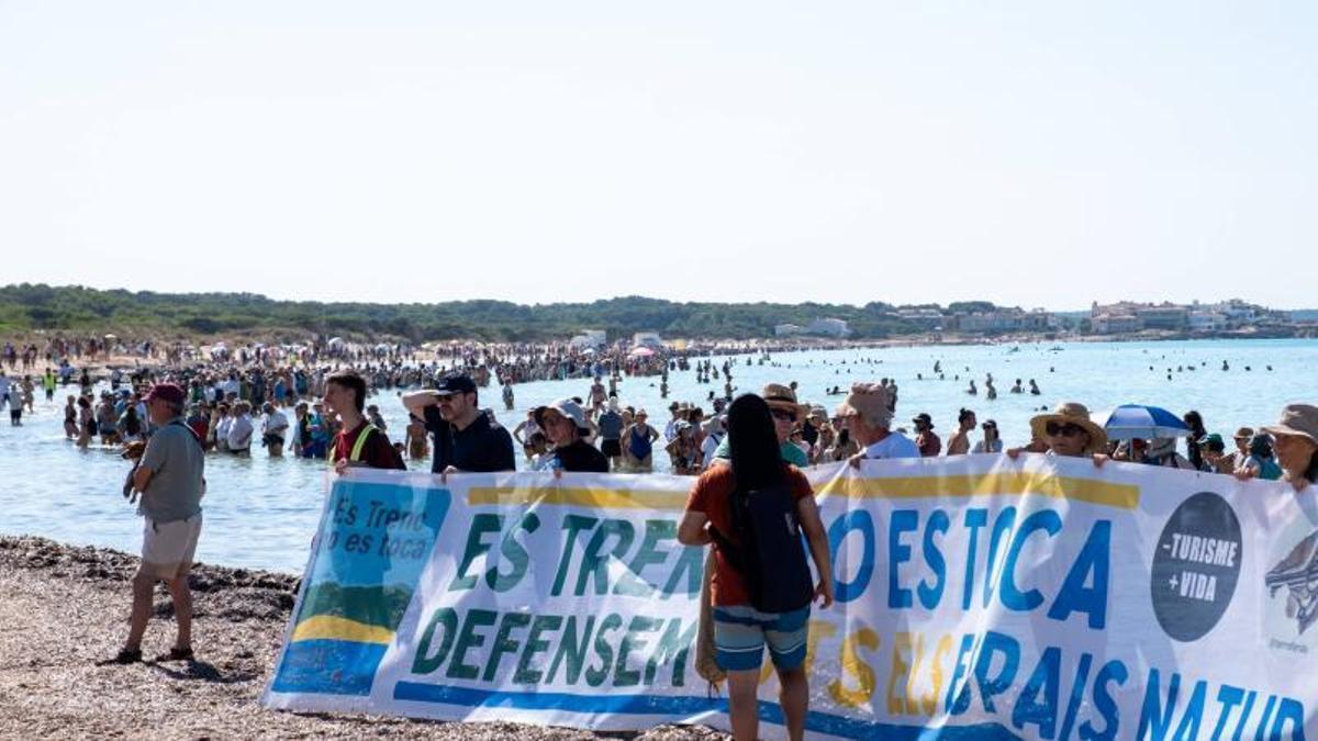 Imagen de la protesta en es Trenc
