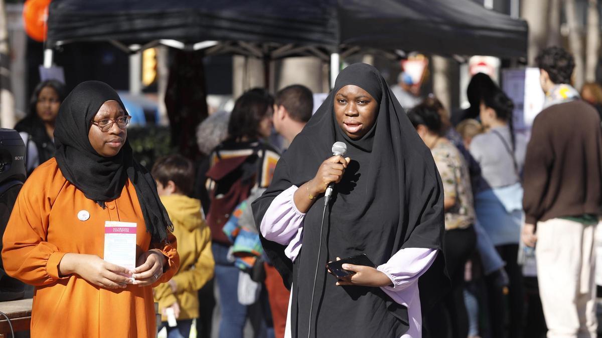 Una imagen de la feria solidaria contra la mutilación genital femenina en Girona.