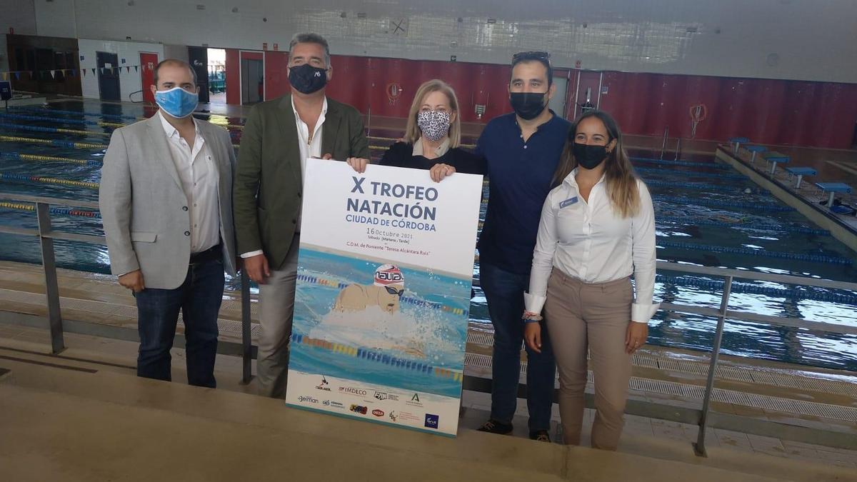 Presentación del cartel del Trofeo Navial, que se disputará en la piscina de Poniente.