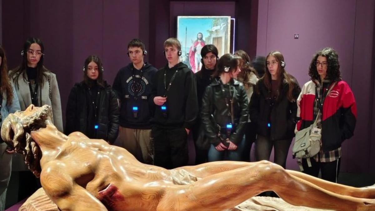 Alumnos de los colegios Santísima Trinidad-Amor de Dios en la exposición "EsperanZa"