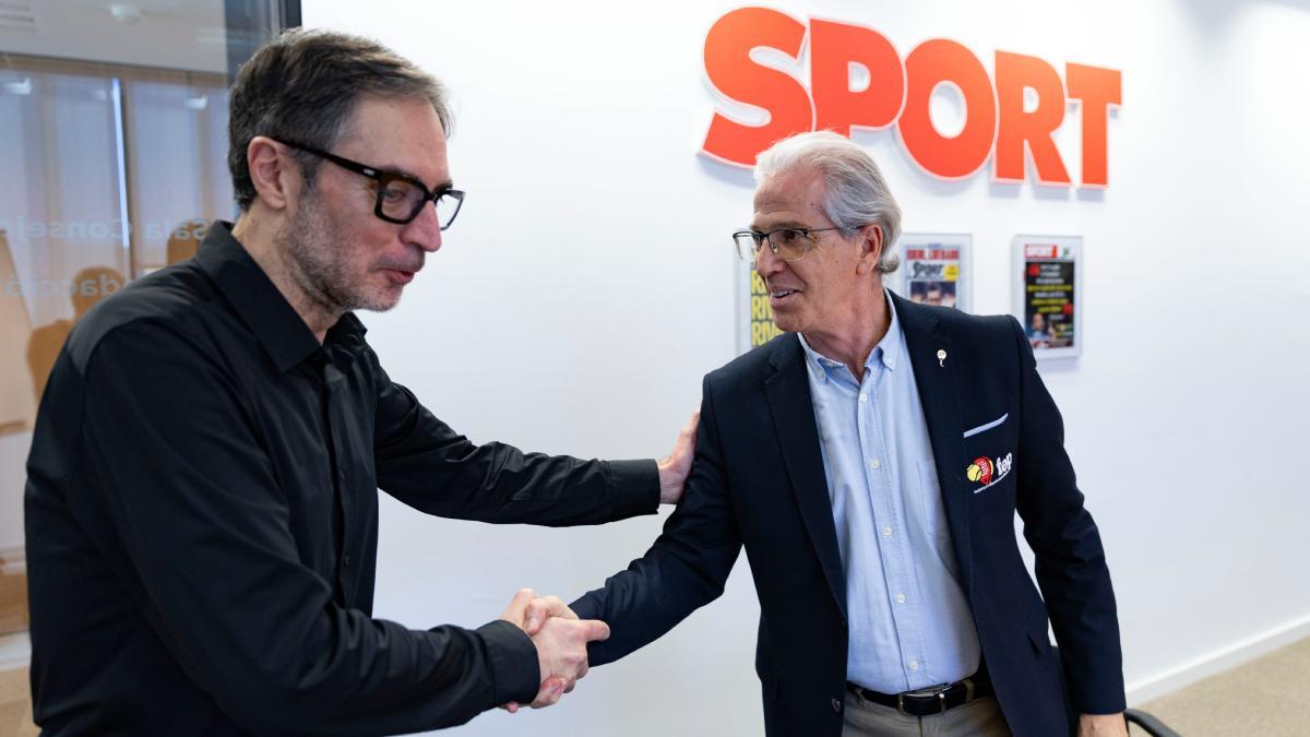 Lluís Mascaró, director de Sport, saludando a Ramón Morcillo, presidente de la FEP