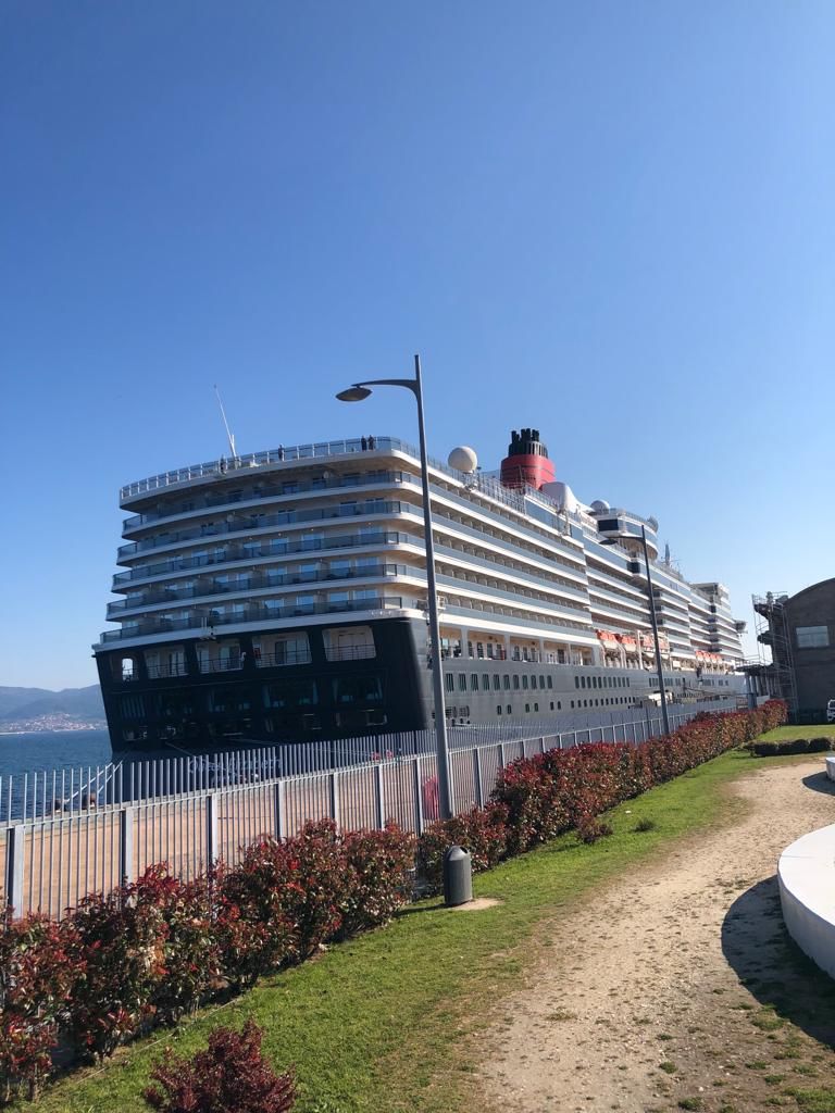 Majestuoso desfile del 'Queen Elizabeth' en Vigo