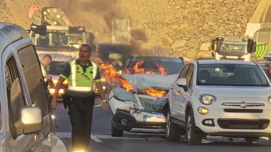 Dos heridos leves tras una colisión con varios vehículos en El Salobre