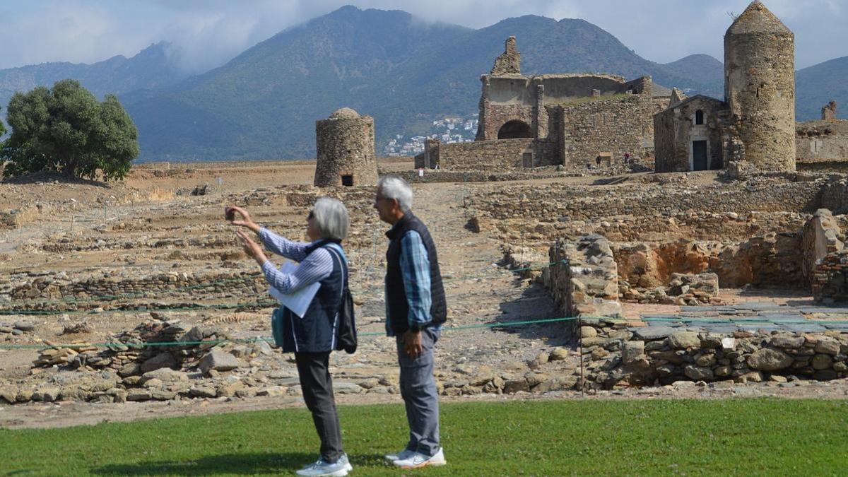 Una parella fotografiant el jaciment durant una visita.