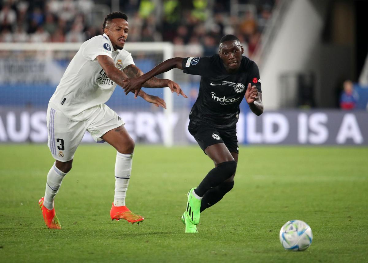Helsinki (Finland), 10/08/2022.- Eder Militao of Real Madrid and Randal Kolo Muani of Eintracht Frankfurt (R) in action during the UEFA Super Cup soccer match between Real Madrid and Eintracht Frankfurt at the Olympic Stadium in Helsinki, Finland, 10 August 2022. (Finlandia) EFE/EPA/Petteri Paalasmaa