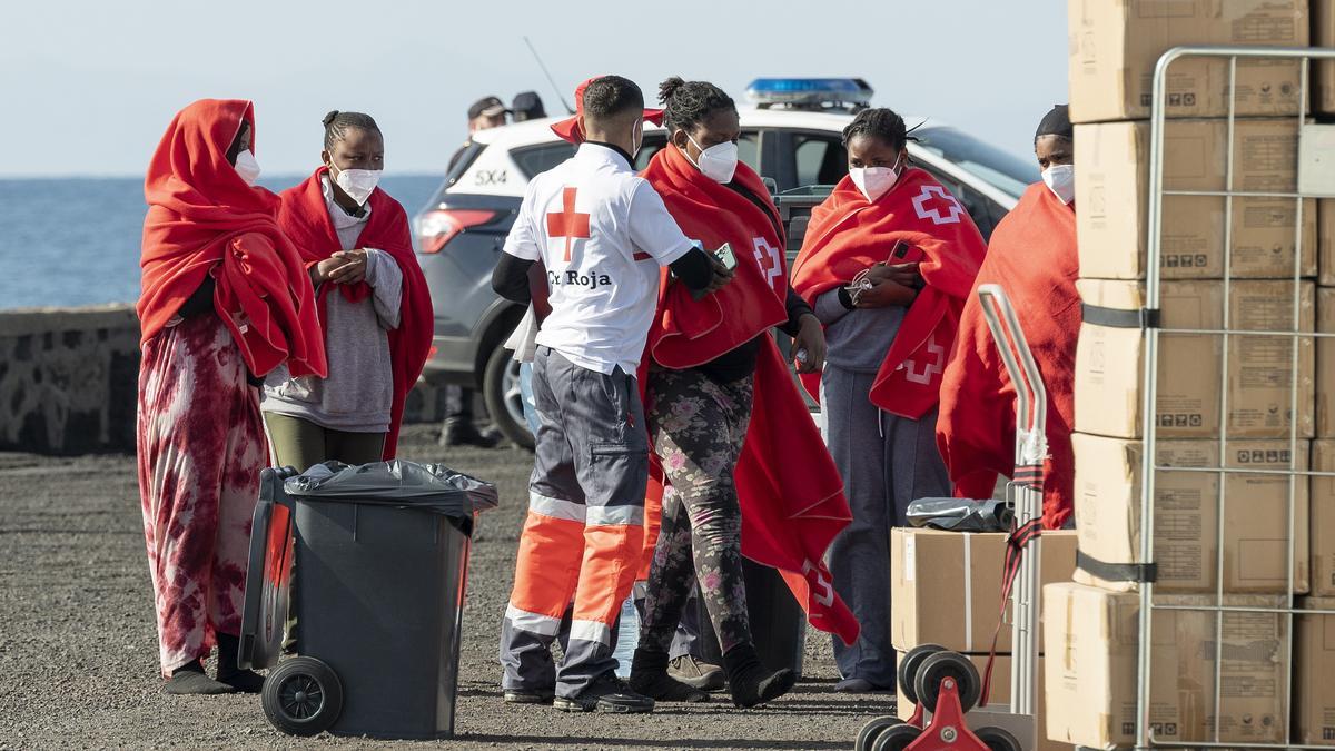 Inmigrantes trasladados por Salvamento Marítimo a Arrecife este lunes, 6 de febrero de 2023.
