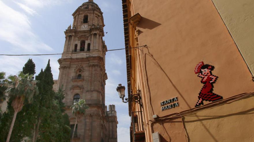 La gitana de Invader en el Palacio Episcopal.